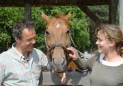 ARD DIE PFERDEINSEL, Deutschland 2006, Regie Josh Broecker, am Dienstag (07.02.12) um 10:35 Uhr im Ersten. Zwischen dem sensiblen Nils (Hannes Jaenicke) und der einsamen Katja (Muriel Baumeister) funkt es.