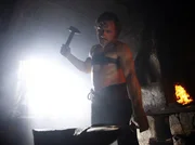 Dem eisernen Heinrich (Richy M&uuml;ller) droht das Herz zu zersprigen. Deshalb schmiedet er sich eiserne B&auml;nder und hofft, dass sein Herr, der Froschk&ouml;nig, erl&ouml;st werden kann.