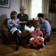 Da Uschi (Anja Sch&uuml;te, li.) und Hannelore (Maria Sebaldt) nehmen Meisels (Siegfried Gr&ouml;nig) Angebot, mit Klein-Katharina spazieren zu gehen, in Anspruch.