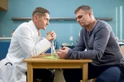 Dr. Rolf Kaminski (Udo Schenk, links) muss Georg Menzel (Oliver Breite) einen Tumor an der Prostata entfernen. Nach der Operation wird Georg nie wieder auf normalem Weg Sex haben k&ouml;nnen. Kaminski versucht Oliver zu erkl&auml;ren, dass diese OP f&uuml;r ihn lebenswichtig ist, doch die Entscheidung kann er ihm nicht abnehmen.