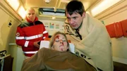 Nach dem durch Hendrik (Ulrich Drewes, re.) verursachten Unfall wird seine verletzte Frau Britta (Stefanie Japp) ins Krankenhaus transportiert.