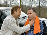 Pia ist alles andere als begeistert als sie von Rolands (Thomas R&uuml;hmann, re.) neuem sportlichen Hobby erf&auml;hrt. Und tats&auml;chlich &uuml;bernimmt sich Roland und Martin (Bernhard Bettermann, li.) muss ihm zu Hilfe kommen.