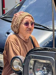 Die &uuml;ber 70j&auml;hrige Jeepney Lady arbeitet als Jeepneyfahrerin in der pulsierenden Gro&szlig;stadt Manila auf den Philippinen.