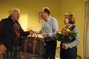 Hubert, Martin und Rosi eilen in die Privatklinik. Von links: Martin (Hermann Giefer), Hubert Kirchleitner (Bernhard Ulrich) und Rosi Brunner (Brigitte Walbrun).