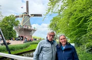 Petra (r) und R&uuml;diger Erbsl&ouml;h vor einer der vielen Windm&uuml;hlen in Zaandam.