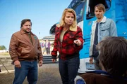 "Toni" (Annette Frier, M.) kann es nicht glauben, aber ihr Aushilfsfahrer Henning (Andreas Pietschmann, vorne) scheint mit den Gangstern gemeinsame Sache gemacht zu haben. Sie vertraut nur noch den beiden Truckern Tonno (Stephan Bieker, l.) und Marco (Matthias Rott, r.) vertrauen darf ...