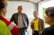 Hauptkommissar Jerry Paulsen (Peter Marton, l.) und Kommissarin Sophia Strasser (Katharina Leonore Goebel, r.) haben eine Drohung entdeckt.