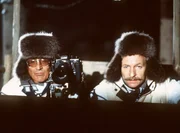 Im tief verschneiten Wald wollen Herbie (Dieter Hildebrandt, l.) und Baby Schimmerlos (Franz Xaver Kroetz) eine Geschichte recherchieren, die den reichsten Mann der Republik ins Zwielicht und ihnen das gro&szlig;e Geld bringen soll.