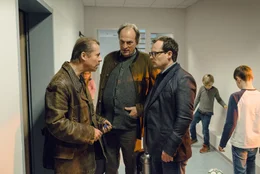 Von links: Bydlinski (Felix R&ouml;hmer) l&auml;dt die Kommissare Kluftinger (Herbert Knaup) und Maier (Johannes Allmayer) zu sich ein.