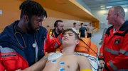 Dr. Schmidt (Joel Williams, l.) k&uuml;mmert sich um Frederik Tomke (Juls Luis Serger, M.), der beim Apnoetauchen einen Blackout erlitten hat.