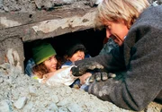 Hansi (Hansi Hinterseer, re.) rettet Benni (Rafael Haider) und Sonja (Laura Ferrari) aus einem versch&uuml;tteten Stollen.