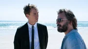 Kommissar Leander Lost (Jan Krauter) und sein portugiesischer Carlos Esteves (Daniel Christensen) diskutieren &uuml;ber die unterschiedlichen Arbeitsweisen ihrer Heimatl&auml;nder.