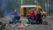 Axel (Jakob Dyrud) spielt am Lagerfeuer einen schr&auml;gen Song. Weiteres Bildmaterial finden Sie unter www.br-foto.