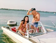 Paula Caplan (Martine Beswick), James Bond (Sean Connery)
