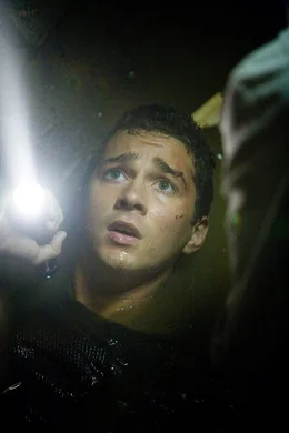 W&auml;hrend seines vom Richter aufgezwungenen Hausarrestes macht Kale (Shia LaBeouf) beim Beobachten seiner Nachbarn zwei Entdeckungen: die wundersch&ouml;ne Ashley und  und einen Serienm&ouml;rder