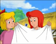 Bibi (l.) und Tina (r.) haben das Laken des Gespensterreiters ergattert - es stammt vom M&uuml;hlenhof.