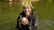 Wie im M&auml;rchen: Clarissa hat ihre goldene Kugel im Brandenburger Stechlinsee verloren.