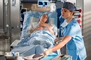 Um Melissa Gaethgens (Victoria Schulz, l.) steht es ernster als gedacht. Rebecca (Milena Straube, r.) tut was sie kann, um ihrer Patientin zu helfen.
