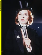 Mona (Senta Berger) hat es satt, von Baby Schimmerlos mehr und mehr vernachl&auml;ssigt zu werden. Um nicht l&auml;nger von ihm abh&auml;ngig zu sein, beschlie&szlig;t sie, eine eigene Karriere als S&auml;ngerin zu starten.