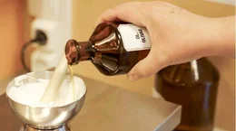 Selbsthergestellte Cremes bereichern das Apothekensortiment.