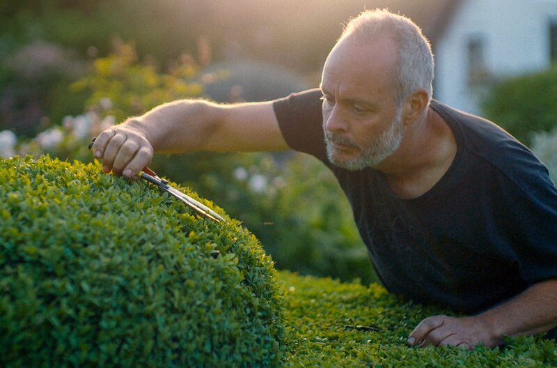 Der Gärtner, der Buddhist und der Spion (N/D, 2025)
