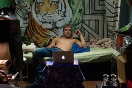 Kyle (Max Thieriot) hat kein Problem damit, als Stripper in einem Porno-Chat zu arbeiten.