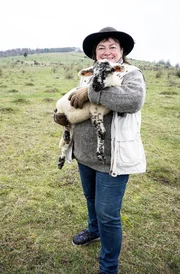 Heidi Sattes-M&uuml;ller mit einem Lamm.