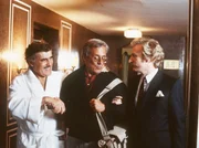 Generaldirektor Haffenloher (Mario Adorf, l.) hat etwas nachgeholfen, um in die Zeitung zu kommen. Herbie (Dieter Hildebrandt, Mitte) und Baby Schimmerlos (Franz Xaver Kroetz, r.) sehen das mit sehr gemischten Gef&uuml;hlen.