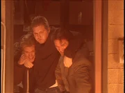 Steve (Barry Van Dyke, r.) kommt gerade noch rechtzeitig, um zwei Menschen aus einem brennenden Keller zu retten.