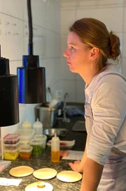 Isabelle Pering, in ihrem Restaurant "bellasLOKAL" in Bad Soden kocht sie eine moderne deutsche K&uuml;che mit Fokus auf hochwertige regionale Produkte.