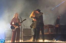 Marius (Lukas Schmidt) und Julia (Paulina R&uuml;mmelein) vereint auf der B&uuml;hne w&auml;hrend des Auftritts der Band "Rhonda" (S&auml;ngerin Milo Milone).