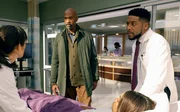 (v.li.): Andre Blake (Dr. Claude Baptiste), Jocko Sims (Dr. Floyd Reynolds).