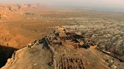 Eine Stadt auf dem Berg: Die jüdische Palastfestung Masada. So aufwendig wie ihr Bau ist einst ihre Belagerung. Eine Stadt auf dem Berg: Die jüdische Palastfestung Masada. So aufwendig wie ihr Bau ist einst ihre Belagerung.