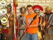 Willi informiert sich bei Vetretern der experimentellen Arch&auml;ologie &uuml;ber die R&uuml;stung und Bewaffnung der alten R&ouml;mer.