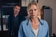 Zwischen Zweifel und Entscheidung: Birgit Reincke (Veronica Ferres, r.) im Gespräch mit Chef Felix Simon (Heiko Ruprecht, l.). Zwischen Zweifel und Entscheidung: Birgit Reincke (Veronica Ferres, r.) im Gespräch mit Chef Felix Simon (Heiko Ruprecht, l.).