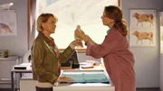 Gerlinde Patt (Uschi Glas, l.) liebt ihre V&ouml;gel. Doch geht ihre Liebe zu weit? Tier&auml;rztin Dr. Johanna Maiwald (Doris Schretzmayer, r.) hat einen schlimmen Verdacht.