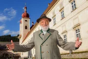 Sepp Forcher vor dem Stift St. Lamprecht.