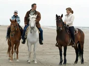 Durch Nils (Hannes Jaenicke, Mitte) lernen Katja (Muriel Baumeister) und ihr Sohn Lukas (Maurice Teichert) die Sch&ouml;nheit der Natur zu sch&auml;tzen.