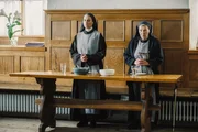 Schwester Barbara (Corinna Harfouch, links) und Schwester Julia (Christiane Blumhoff, rechts) betend im Speisesaal des Nonnenklosters.