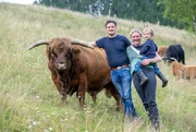 Gastgeberin Conny Stamm (Mitte) mit ihrem Mann Mario und Sohn Eloy vom Biohof Nebeling-Stamm in Herscheid. Gastgeberin Conny Stamm (Mitte) mit ihrem Mann Mario und Sohn Eloy vom Biohof Nebeling-Stamm in Herscheid.