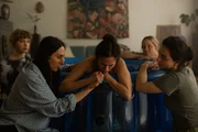 Alice (Pinar Erincin, M.) ist kurz davor, ihr Baby zur Welt zu bringen. Dass es eine Hausgeburt werden w&uuml;rde, war f&uuml;r sie von Anfang an klar. Unterst&uuml;tzt wird sie von ihrer Schwester Malia (Lodi Doumit, 2.v.l.) und den Hebammen Nalan (Mariam Hage, r.), Christiane (Christiane Hammerl, 2.v.r.) und Greta (Lydia Lehmann, l.).
