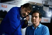 Ein Telefonat von Eberhard auf Mallorca wird von Werkmeister Heinz (Andreas Mannkopff) und Tenstaag (Gerhard Friedrich) völlig falsch gedeutet. Ein Telefonat von Eberhard auf Mallorca wird von Werkmeister Heinz (Andreas Mannkopff) und Tenstaag (Gerhard Friedrich) völlig falsch gedeutet.