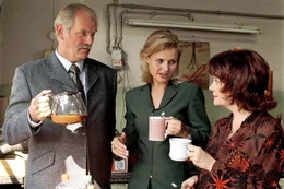 Katharina B&ouml;hm (mi.), Billie Z&ouml;ckler (re.).