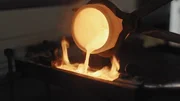 Gold wird zum Barren gegossen, bevor es weiter zu Blattgold verarbeitet werden kann.