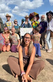 Isabel Kramer unter Hippies.