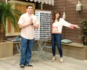 Geoff Schwartz (Sam Lerner, l.); Erica Goldberg (Hayley Orrantia, r.)