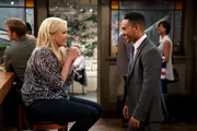 Bonnie (Melissa Peterman, l.); Tucker (Tahj Mowry, r.)
