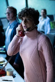 Die Fluglotsin (gespielt von Steffi Didomenicantonio) fordert Rettungsfahrzeuge an, als sie sieht, dass ein Gulfstream III-Jet mit 18 Personen an Bord nach rechts von der Landebahn abgekommen ist und auf einen Absturz zusteuert. (Cineflix 2025/Shay Markowitz)