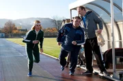 Klara (Wolke Hegenbarth, l.) und J&ouml;rg (Stephan Grossmann, r.) geben Trainingsstunden f&uuml;r Ollie (Christoph Hagen Dittmann, M.).