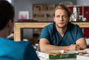 Dr. Mikko Rantala (Luan Gummich, r.) wird von seiner Vergangenheit eingeholt und wird erneut damit konfrontiert, dass er sich niemals richtig von Tom (Tilman P&ouml;rzgen, l.) verabschieden konnte. Doch kann er seinen Augen trauen als er sieht, wer ihm da gegen&uuml;ber sitzt?